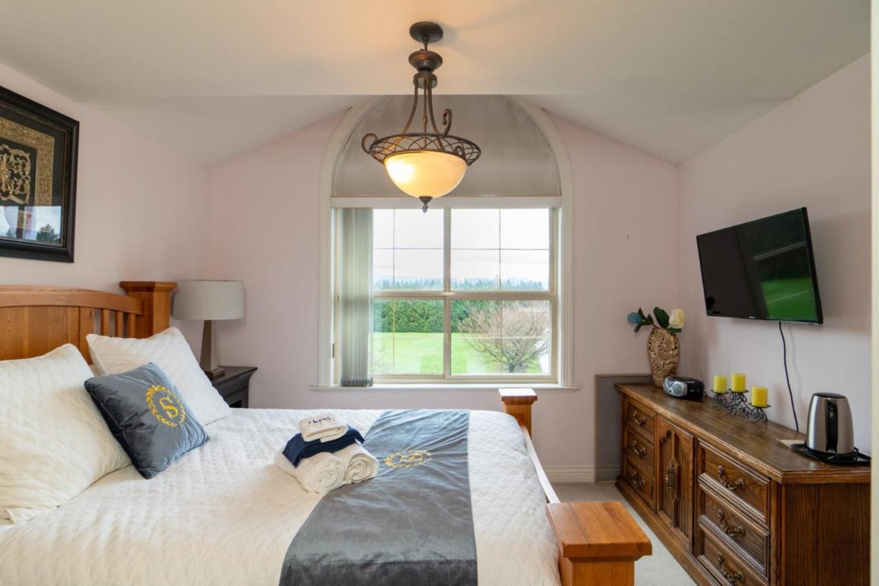 Cedar Manor Bed And Breakfast Pitt Meadows Exterior photo